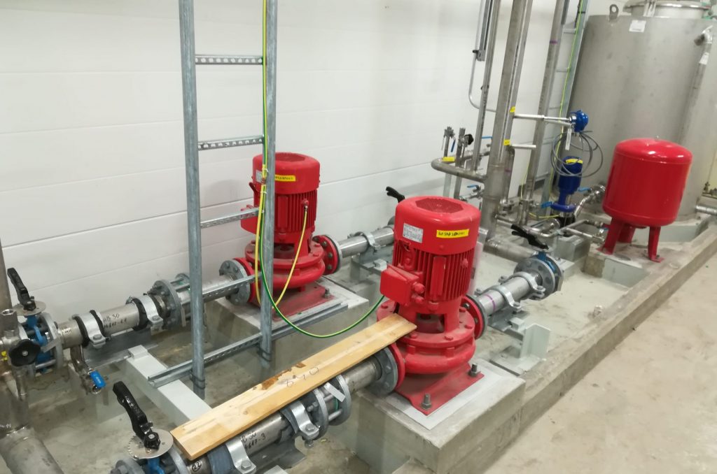 Jäähdytysnesteen varastotankit ja pumppuasema suoja-altaalla